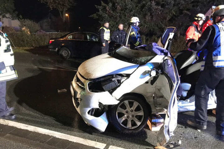 Der 21-Jährige musste aus seinem Wagen geschnitten werden.