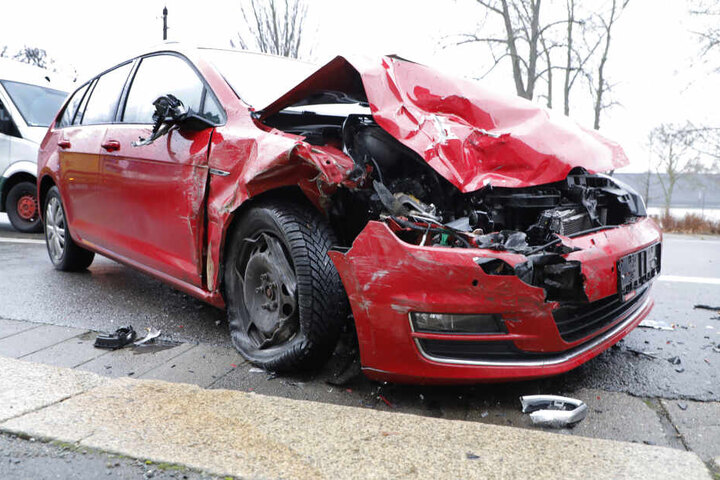 An der Zwickauer Straße gab es am Dienstag einen heftigen Crash.