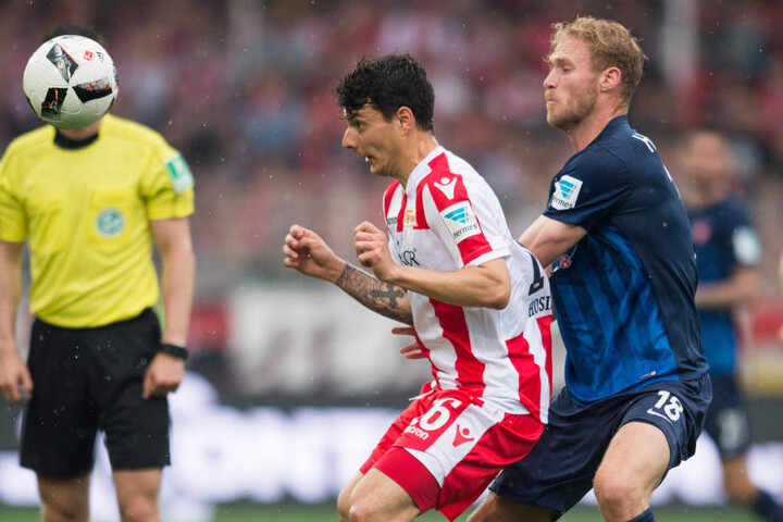 Der Torschütze Sebastian Griesbeck von Heidenheim kämpft um den Ball gegen Unions Philipp
Hosiner.