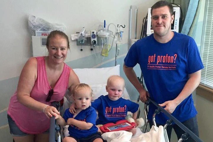 Die Familie Cooke im Krankenhaus vereint.
