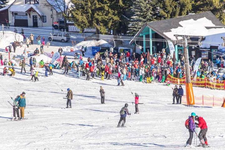 11.000 Skifahrer mehr als im Vorwinter haben die Pisten auf dem Fichtelberg
bevölkert. Noch liegt Schnee, laufen die Lifte.
