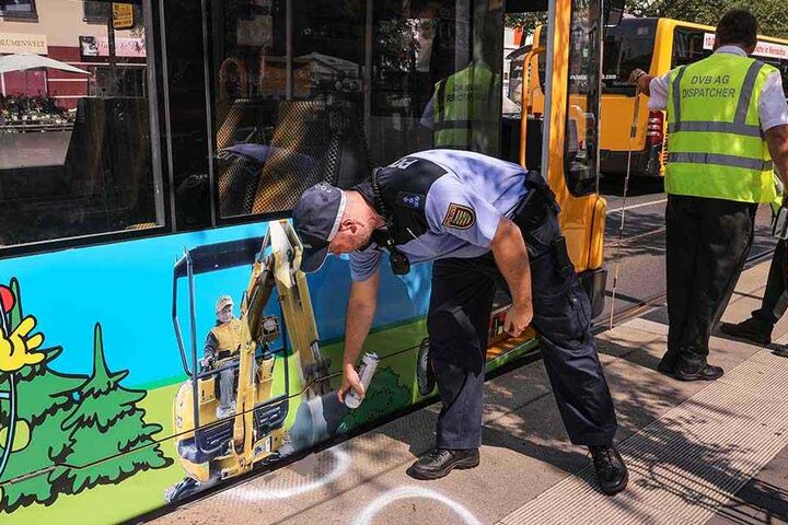 Ein Polizist bei der Spurensicherung am Ort des Geschehens.
