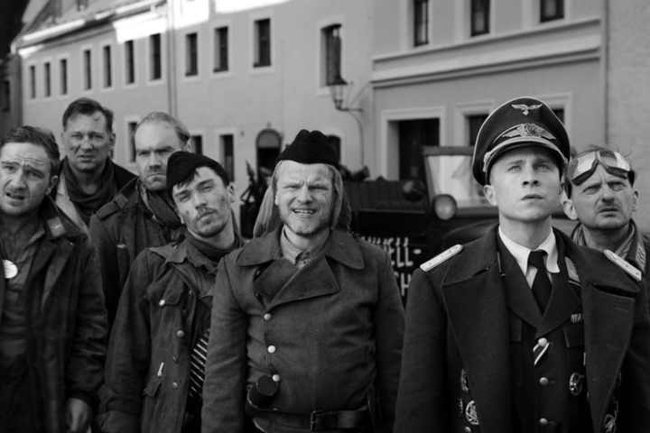 Schwentkes Film "Der Hauptmann" erzählt die Geschichte von Kriegsverbrecher Willi Herold (gespielt von Max Hubacher, 2.v.r.).