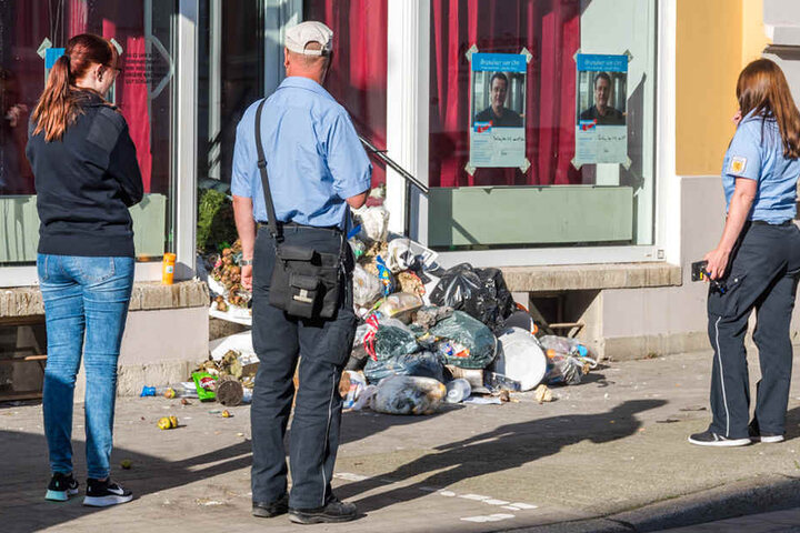 Das Ordnungsamt steht etwas ratlos vor dem Haufen Müll in der Trierer Straße.