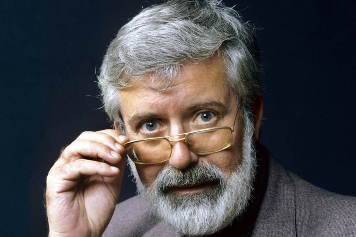 Der Kinderbuchautor Michael Ende 1982, seine Erben haben nun wieder die Film- und Merchandisingsrechte am Buch "Die unendliche Geschichte". (Archivbild)