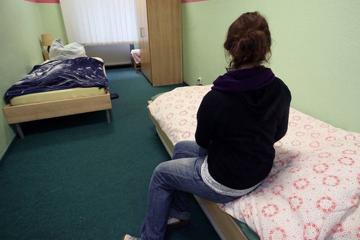 Viele Frauen flüchten sich in Notunterkünfte oder Obdachlosenheime, andere gehen sexuelle Zweckbeziehungen für einen Schlafplatz ein.