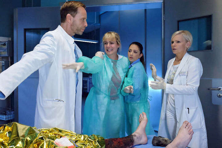 Als allen bewusst wird, dass es sich bei dem Brandopfer um den Freund von Lea handelt, müssen Dr. Kai Hoffmann, Dr. Kathrin Globisch und Oberschwester Arzu schnell handeln. Lea muss schnellstens aus dem OP, ein anderer Arzt muss gefunden werden.