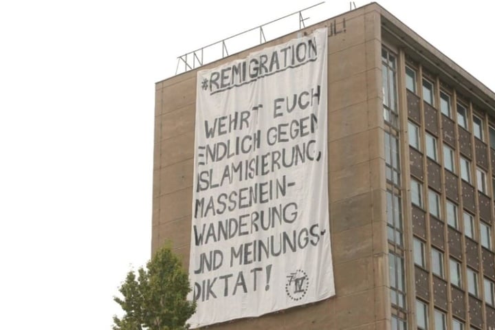Dieses Banner hing im September an einem Dresdner Hochhaus. Waren es die selben Leute, wie jetzt bei der Schilder-Aktion?