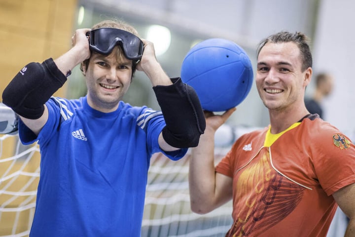 Coach Sascha Timaeus (31, r.) zeigte TAG24-Reporter Martin Gottschling (28, l.), worauf man beim Goalball achten muss.