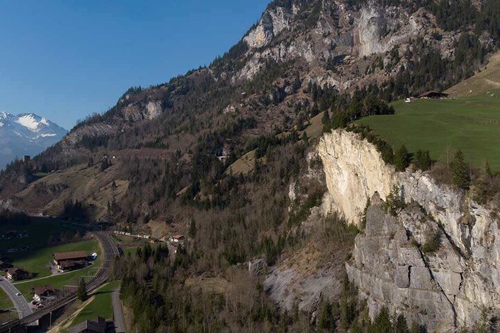 Unter diesem Bergmassiv (re.) lagern Hunderte Tonnen Sprengstoff und 3500 Tonnen Munition.
