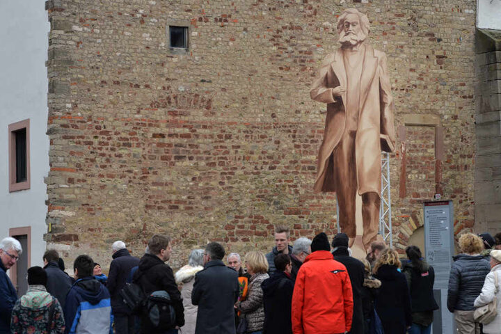Nach einem ersten Entwurf soll der Riesen-Marx rund 6,30 Meter groß werden.