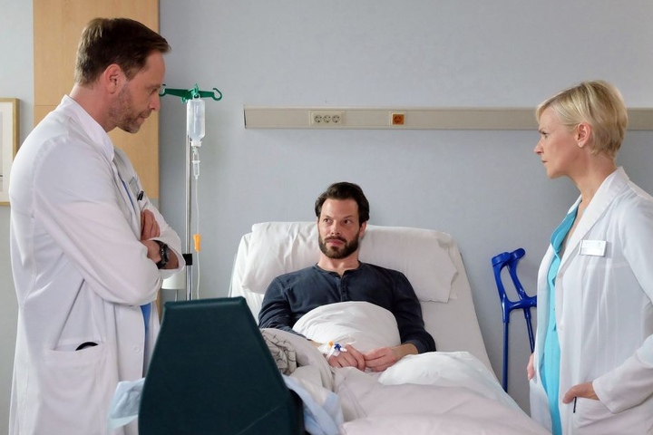 Dr. Kathrin Globisch (r.) hat große Zweifel, dass es dabei nur um einen Unfall handelte. Auch Dr. Kai Hoffmann (l.) versucht der Wahrheit auf den Grund zu kommen.