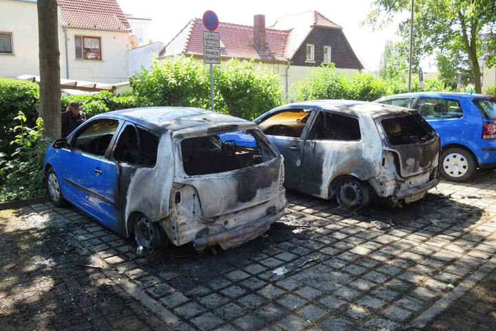 Drei Polos und ein Lupo fielen den Flammen zum Opfer. Ein fünfter Wagen blieb unversehrt.