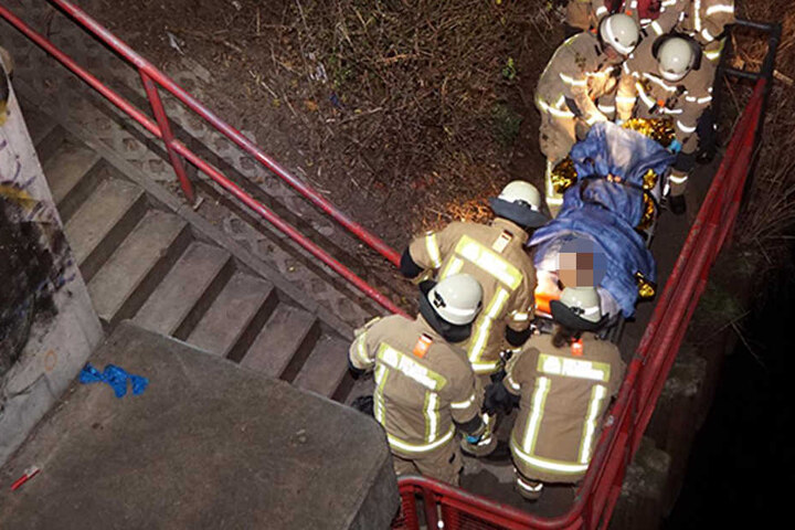 Die Feuerwehr zog den Mann stark unterkühlt aus dem Kanal.