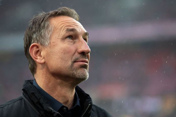 Kölns Trainer Achim Beierlorzer blickt vor der Partie in die Runde.