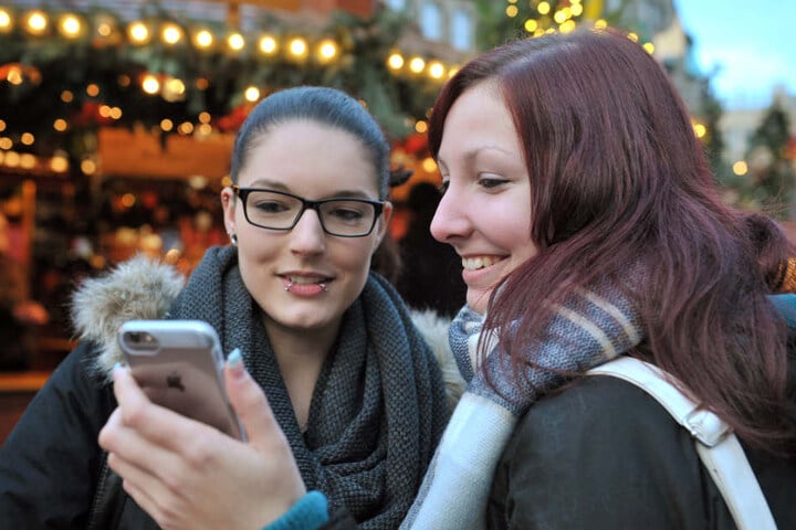 Für Lisa Marie Spitzner (19) und Nadine Fischer (19) ist eine Dating-App kein
Thema. Aber gucken mögen sie schon.