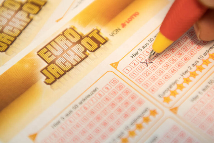 Um den Eurojackpot zu knacken, muss auf dem Tippzettel an sieben Stellen das Kreuz richtig gesetzt werden. (Symbolbild)