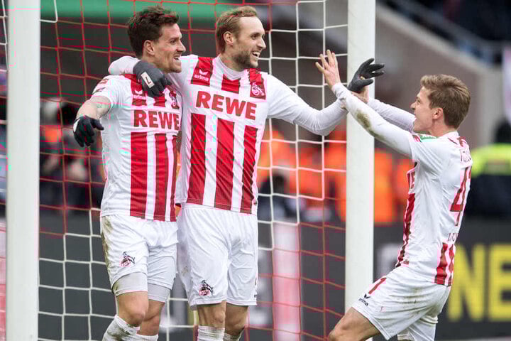 Die Kölner Spieler freuen sich über den 2:0-Sieg gegen Bayer 04 Leverkusen.