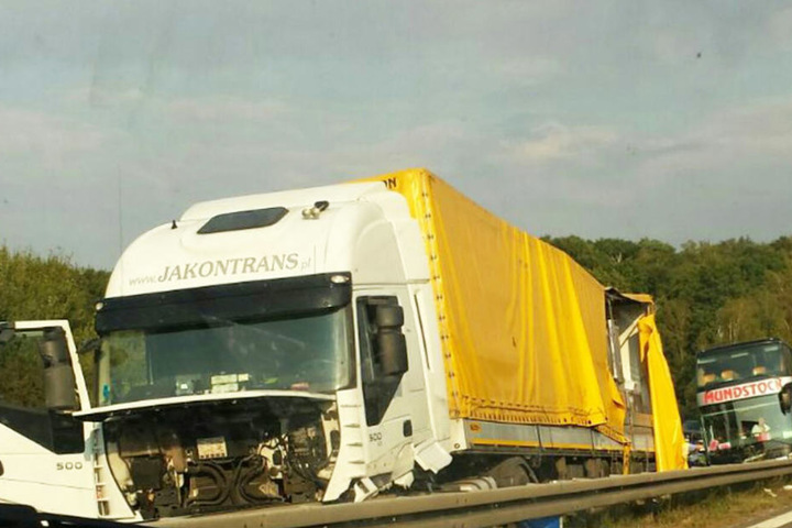 Der LKW-Fahrer kam mit einem Schock davon, blieb aber unverletzt.