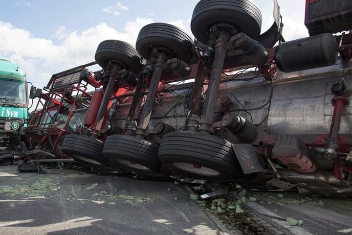 Laut Polizei sind Brummis auf der A4 an jedem dritten Unfall beteiligt, in
drei von vier Fällen auch Verursacher.