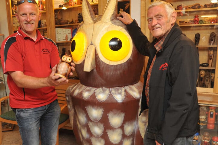 Toller Vogel: Uwe (46) und Jürgen (72) Löschner stellen eine nussknackende Rieseneule aus. Sie ist das 6 000. Exemplar im Neuhausener Nussknackermuseum.