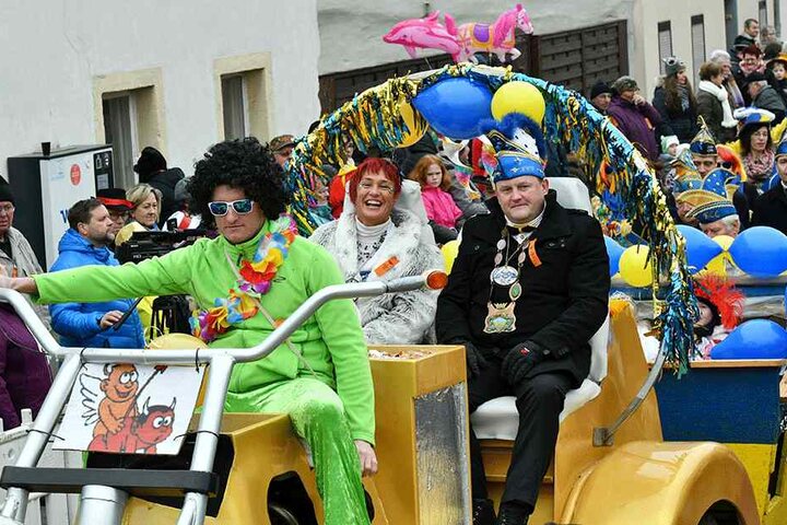 Prinzessin Dana und Prinz Mathias vom vom Königsbrücker Carneval-Club beim Faschingsumzug.