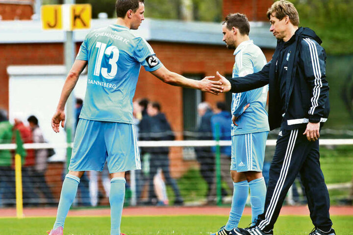 CFC-Coach Sven Köhler (r.) klatschte
mit Tim Danneberg ab, doch die Gesichter der Chemnitzer sprachen Bände.