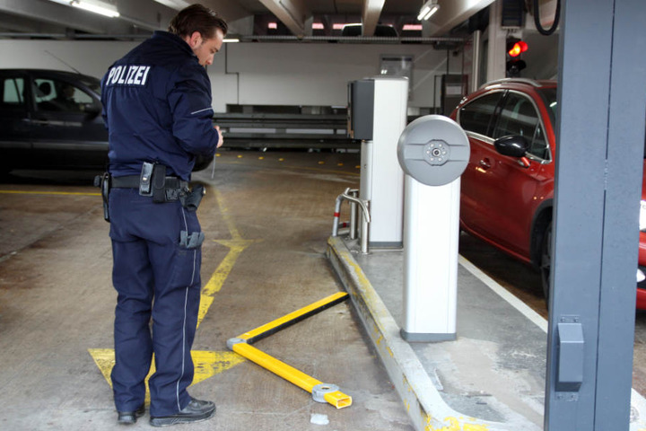 Der Citroën rollte einfach los und durchbrach die Schranke.