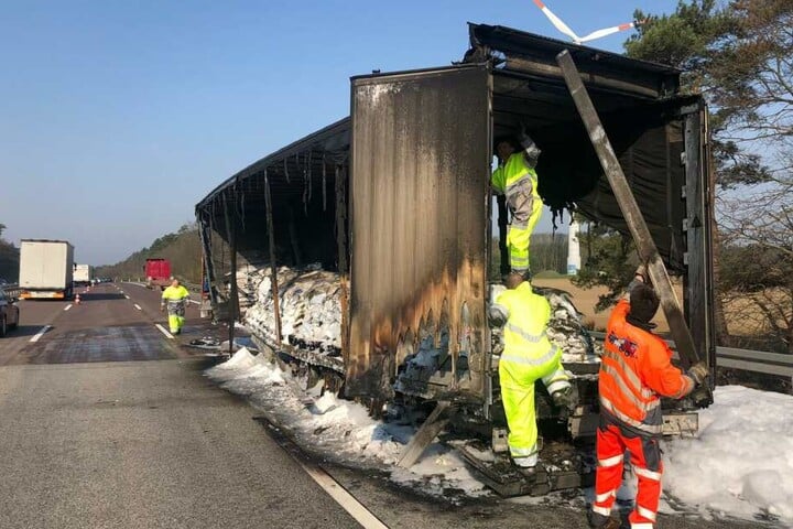 Erst am Samstag konnte der Laster abgeschleppt und die Unfallstelle geräumt werden.