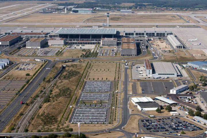Beide sollen über das jahrelange Debakel um Baumängel und geplatzte Eröffnungstermine am künftigen Hauptstadtflughafen BER Auskunft geben.