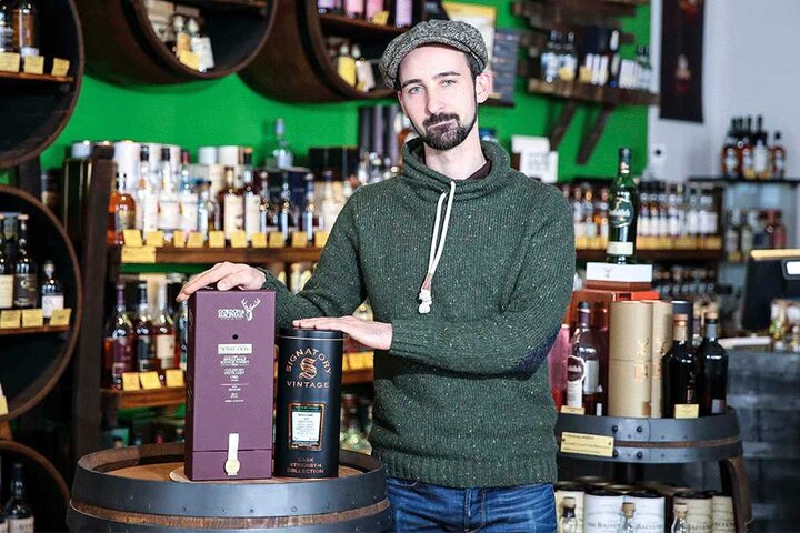 Chef Roy Arnold (31) zeigt die zurückgelassenen Packungen aus längst geschlossenen Brennereien.