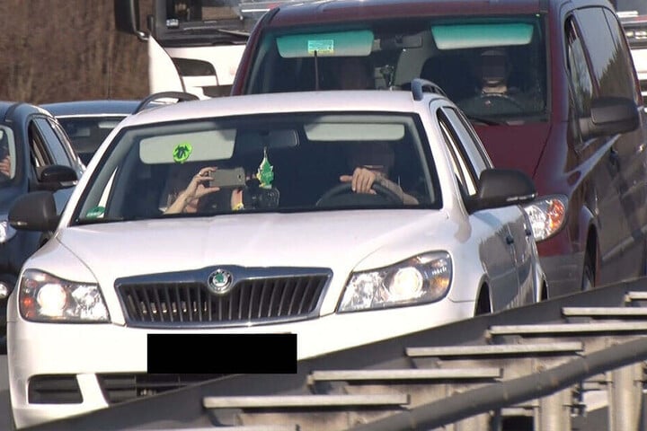 Durch Gaffer, die mit dem Smartphone filmen, kommt es häufig zu weiteren Unfällen. Hier eine Szene auf der A 4 bei Ohorn.