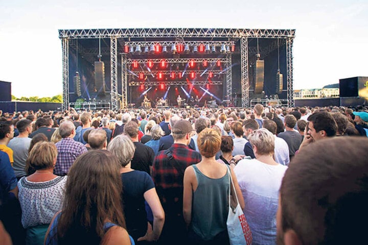 Mehr als 6000 Gäste und viele Zaungäste auf den Brücken und Elbwiesen waren
zum Konzert-Auftakt der Filmnächte gekommen.