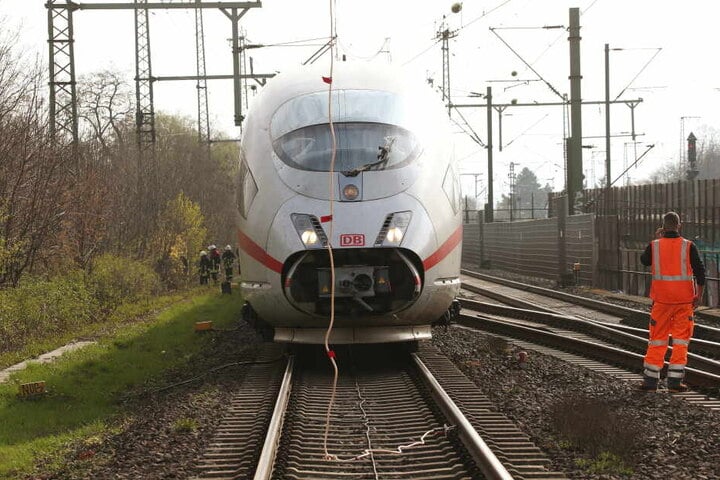 In der Nähe des Düsseldorfer Hauptbahnhofs war die Oberleitung abgerissen.