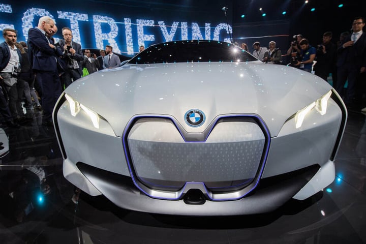 Der Automobilhersteller BMW präsentiert auf seiner Pressekonferenz den BMW i Vision Dynamics.