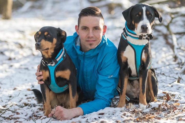 Sascha Winkler mit seinen treuen Gefährtinnen (F.u.): Rottweilermischling Bella (l.) und die Schweizer Sennenhündin Elinor (r.). Beide
tragen beim Canicross ein spezielles
Laufgeschirr.