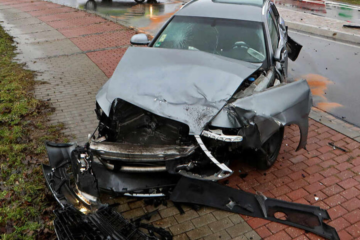 Die beiden Insassen des Audi wurden bei dem Unfall verletzt.