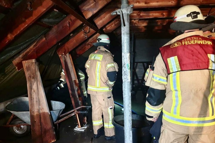 Die Feuerwehr musste außerdem zu einem frisch renovierten Haus in Zehlendorf ausrücken.