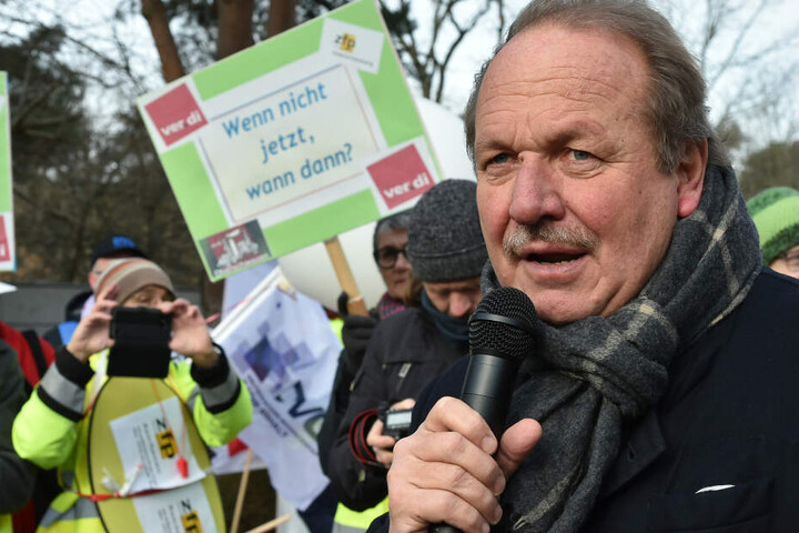 Frank Bsirske, Vorsitzender der Dienstleistungsgewerkschaft Verdi, spricht bei einer Demonstration vor der Fortsetzung der Tarifverhandlungen im Öffentlichen Dienst der Länder im Februar 2019.