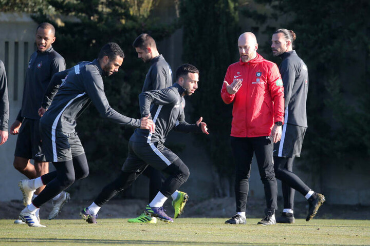 "Ich will die Spieler besser machen." FCE-Athletiktrainer Frank Steinmetz (2.v.r.) leitet eine Schnellkraftübung.