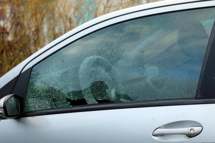 Umherfliegende Trümmerteile zerstörten die Scheibe eines Autos.
