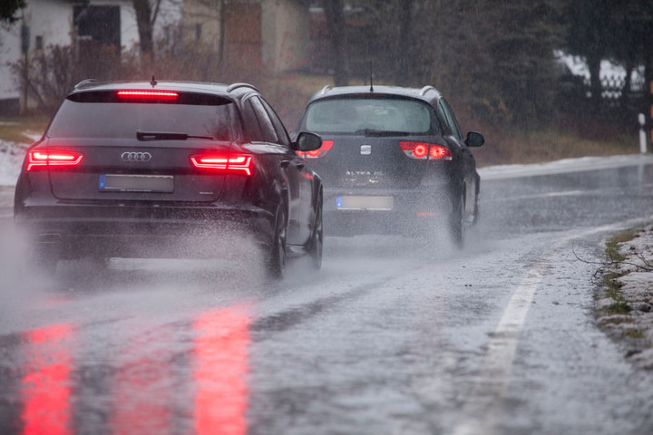 Das Tauwetter verwandelte die Straßen am Sonntag in Bäche.