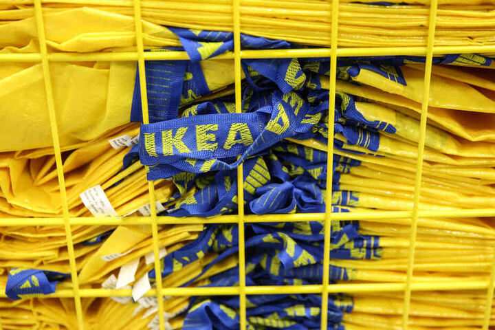 Ikea-Tragetaschen hinter "schwedischen Gardinen" (Symbolbild).
