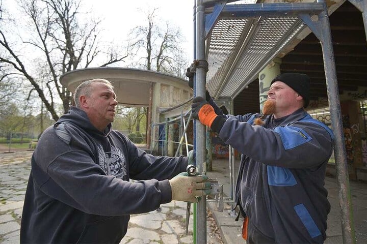 Weil Baufirmen ausgelastet waren, lag die Pavillon-Sanierung auf der Schlossteichinsel auf Eis. Seit Dienstag gehen die Bauarbeiten weiter.