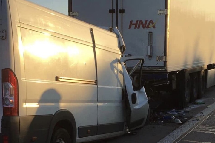 Der Fahrer des Kleintransporters verstarb im Krankenhaus.