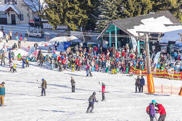 Am Fichtelberg drängeln sich die Besucher am Lift.
