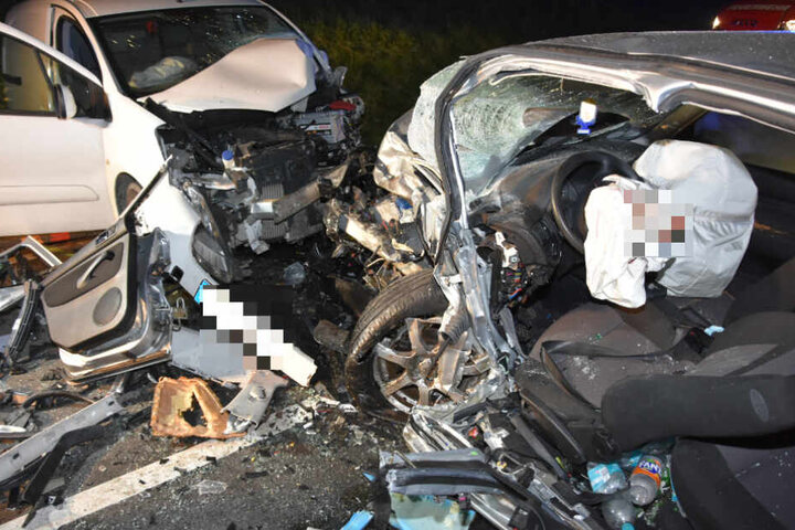 Der 22-jährige Golf-Fahrer wurde bei dem Unfall eingeklemmt und musste von der Feuerwehr geborgen werden.