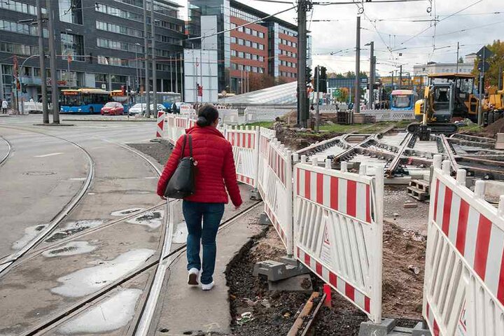 Lebensgefährlich: Zahllose Fußgänger hangeln sich entlang der Schienen und
Bauzäune.