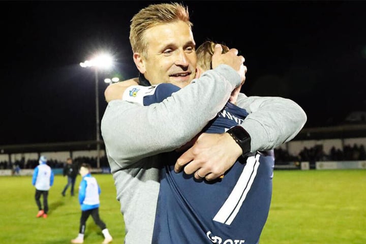 12. April, Nordhausen: Mit dem 2:1-Sieg bei Wacker macht der CFC den Aufstieg klar. Nach dem Schlusspfiff umarmt Trainer David Bergner seinen Kapitän und Leitwolf Dennis Grote.