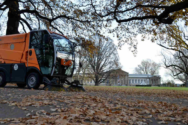 Trotz der milden Temperaturen: Die Kehrmaschine fegt das Laub auf und macht klar, dass wir eigentlich Ende November haben.
